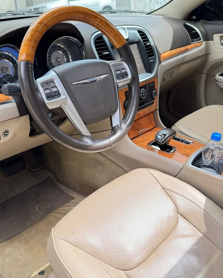Painel e volante do Chrysler 300C preto, com acabamento em madeira e console central
