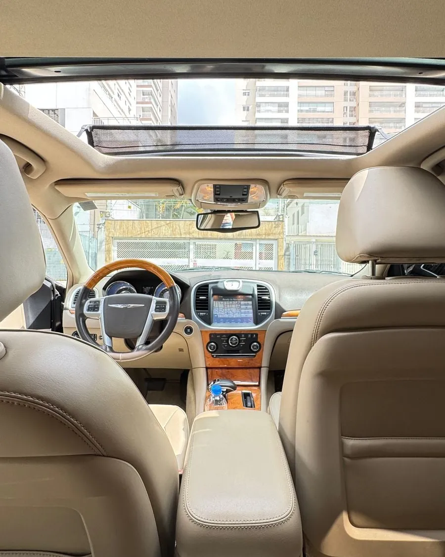 Interior do Chrysler 300C preto visto do banco traseiro, com o teto solar aberto