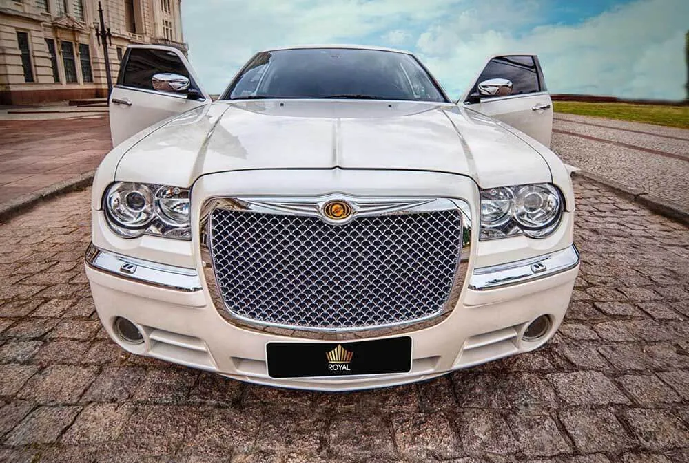 Limousine Chrysler 300C branca vista de frente