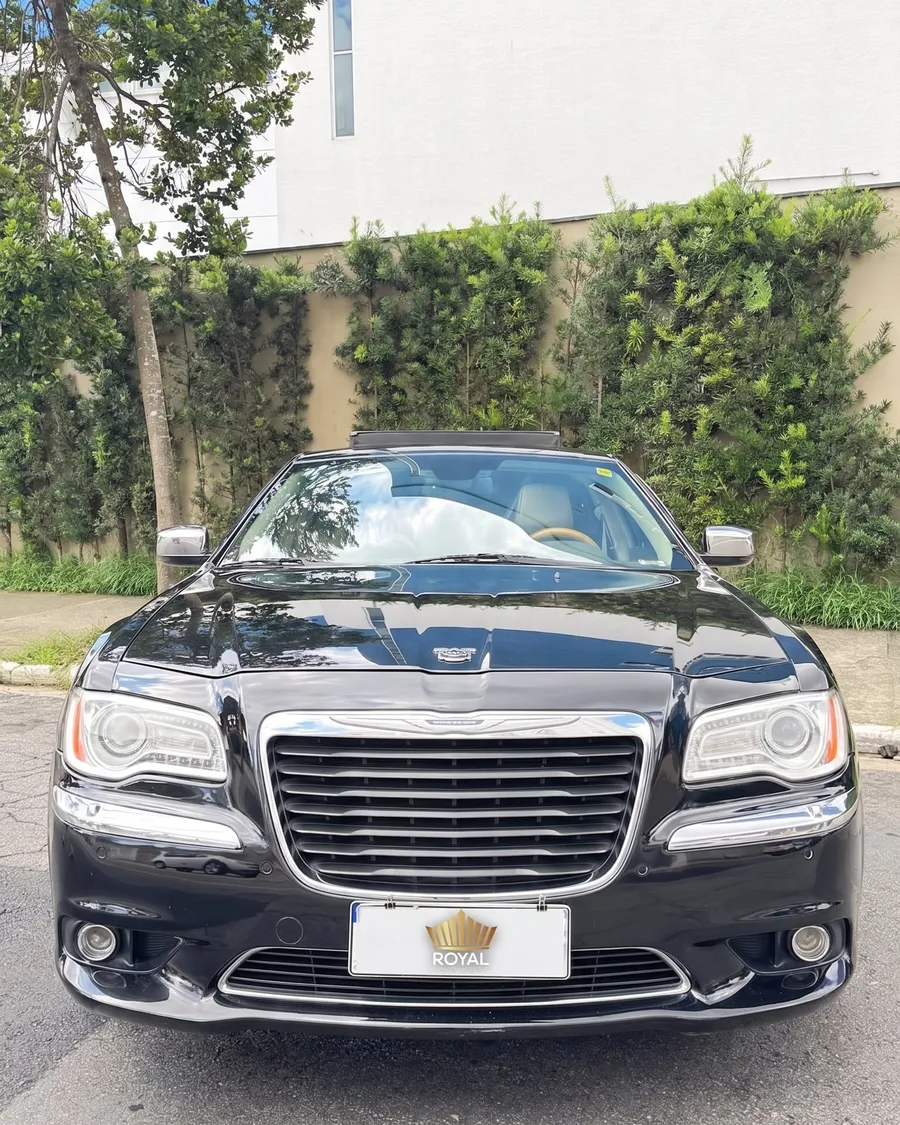 Chrysler 300C preto visto de frente, com a placa Royal Limousines