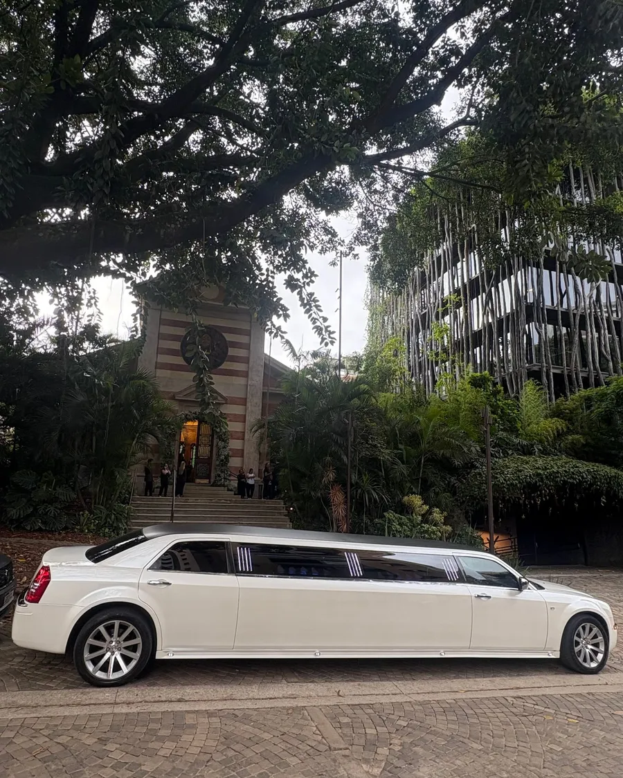 Limousine Chrysler 300C branca de lateral, com o comprimento inteiro no quadro