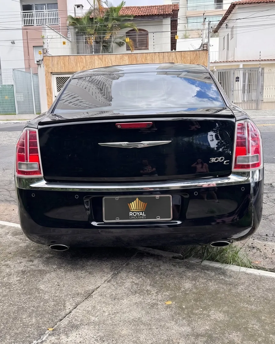 Chrysler 300C preto visto de traseira, com a placa Royal Limousines